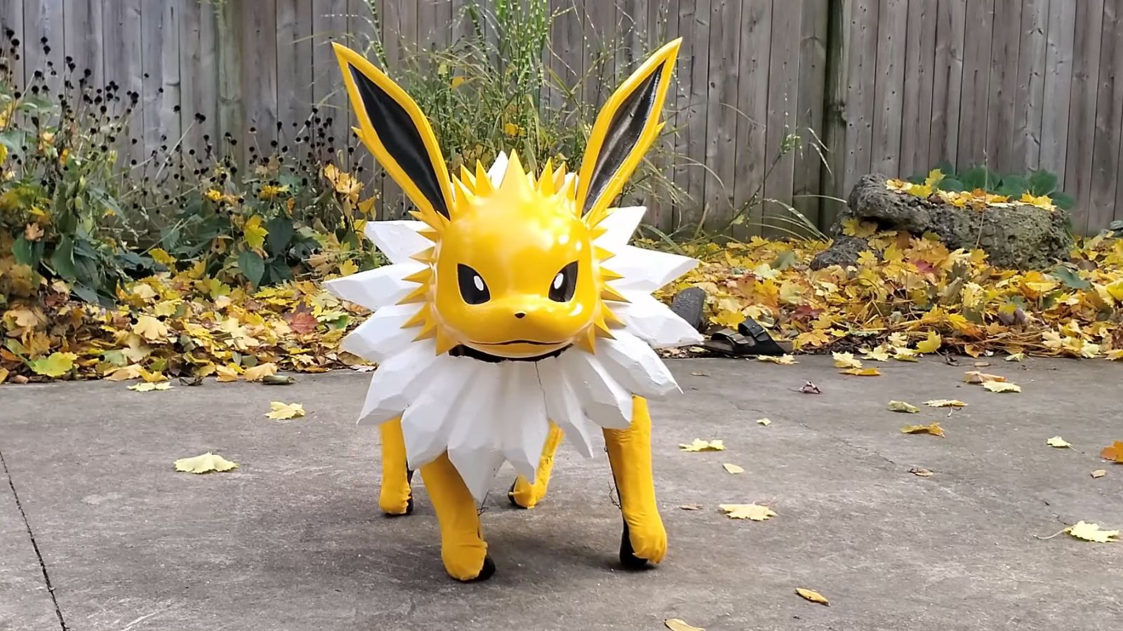 YouTuber vince Halloween con il robot Pokemon a grandezza naturale 61
