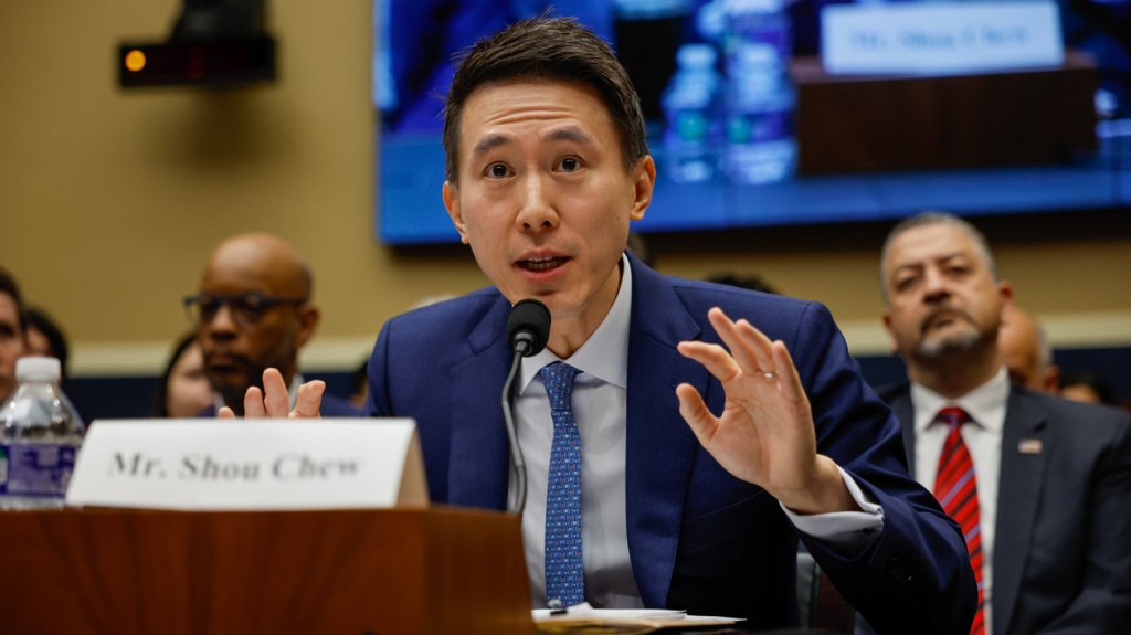I senatori chiedono al CEO di TikTok di spiegare la 77